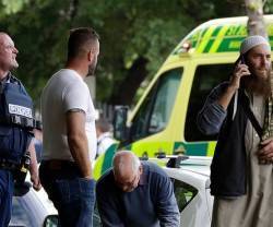 Asaltan a tiros 2 mezquitas en Nueva Zelanda, matan unas 50 personas: los obispos condenan el ataque