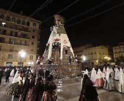 Más de 100.000 falleros acuden en Valencia a ofrecer sus claveles a la Virgen de los Desamparados