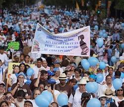 Una multitud sale a la calle en Ecuador contra la ofensiva abortista: «Salvemos las dos vidas»