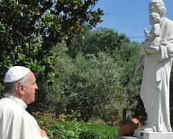 El Papa reza ante una imagen de San José   sujetando al niño Jesús