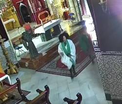 Imagen captada por la cámara de seguridad en la que se ve a las mujeres con la ropa litúrgica puesta