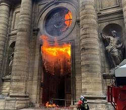 El pasado domingo ardió la iglesia de San Sulpicio, una de las más grandes e importantes de París
