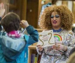 Una de estas actividades de lectura de cuentos a cargo de drags queen en la Biblioteca Pública de Brooklyn (Nueva York)