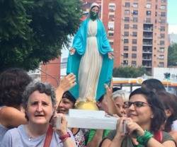 Unas abortistas argentinas se burlan de la Virgen pintándole un pañuelo verde -signo abortista en el país- y sacándola en una parodia grosera de procesión