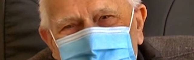 El Dr Chenay, 99 años, católico y superviviente de aborto, atiende pacientes pese al virus