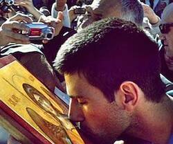 Novak Djokovic besando un icono.