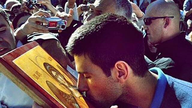 Novak Djokovic besando un icono.
