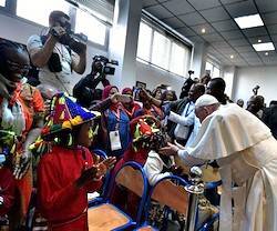 El Papa se opone a las expulsiones colectivas y alienta las regularizaciones extraordinarias