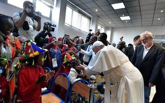El Papa se opone a las expulsiones colectivas y alienta las regularizaciones extraordinarias