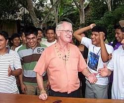 Desde 1995 Paul McAuley servía como misionero en Perú, primero en Lima, luego en la Amazonía, trabajando con jóvenes