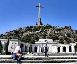 La abogacía del Estado admite que exhumar a Franco exige exhumar también a 20 monjes de la abadía