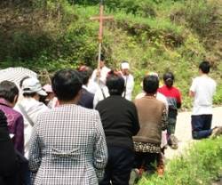 Fieles chinos ocupan un santuario de la Virgen para intentar que 600 funcionarios no lo destruyan