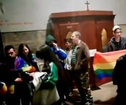 Una escena del asalto de activistas LGTB a la catedral de Alcalá el 3 de abril de 2019, que obligó a interrumpir el culto - eso es delito según la ley española