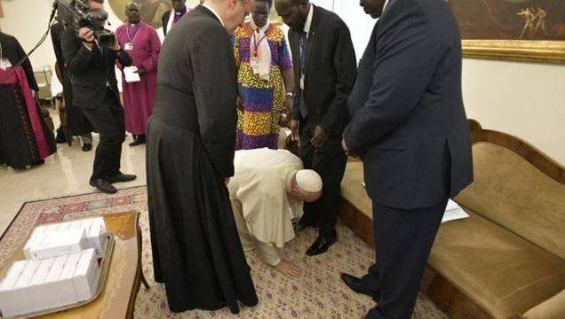 El Papa pide de rodillas -literalmente- a los políticos de Sudán del Sur que no retomen la violencia