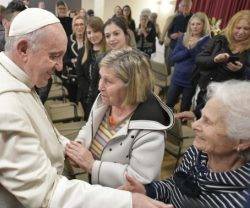 El Papa Francisco saluda a residentes y parientes de Villaggio Emanuele, una aldeíta de personas con Alzheimer especialmente equipada para ellas
