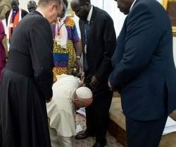 Las imágenes del papa implorando arrodillado a los políticos van de móvil en móvil en Sudán del Sur
