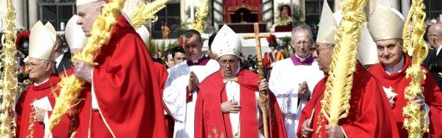 El Domingo de Ramos nos previene contra los atajos del triunfalismo, explica el Papa Francisco