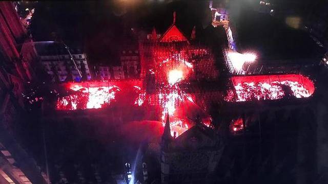 Macron promete reconstruir Notre Dame tras meses de silencio ante decenas de iglesias profanadas