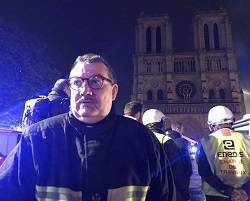 El padre Fournier, el «héroe» que entró a Notre Dame entre las llamas y salvó la Corona de Espinas