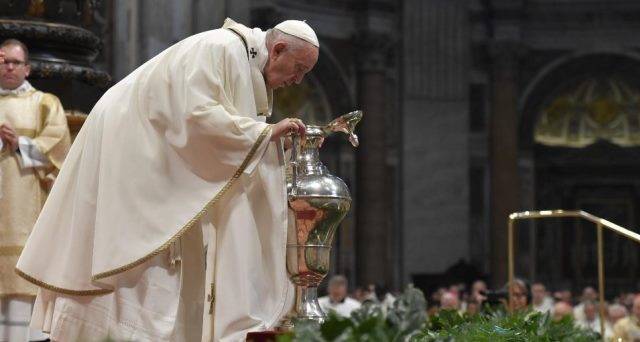 «Ungimos ensuciándonos las manos, tocando heridas», dice el Papa Francisco en la Misa Crismal