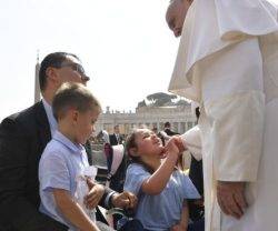 El Papa saluda a niños enfermos en la Plaza de San Pedro - pide expresar perdón y amor con gestos de ternura