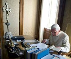 Benedicto XVI está retirado pero recibe visitas, debate de teología y Biblia y escribe las ideas que se le ocurren