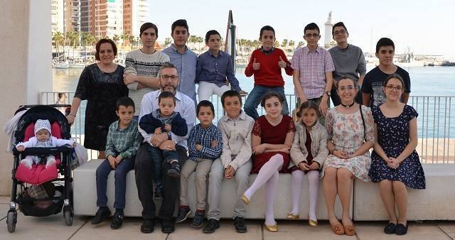 «Somos espectadores de la obra que Dios hace en nosotros»: así vive su fe esta familia con 16 hijos 