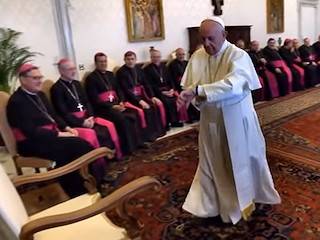 Francisco recibe a «sus» obispos