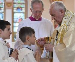 El Papa dirigió su homilía  a los más de doscientos niños que han celebrado su Primera Comunión este lunes / Vatican Media