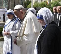 El Papa reza ante el memorial a la Madre Teresa en Macedonia: «Ha sido la voz orante de los pobres»
