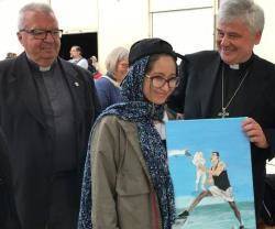 El limosnero papal y una legación vaticana visitan Lesbos y donan 100.000 euros para los refugiados