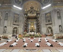 El Papa ordena 19 nuevos sacerdotes: «No ensuciéis la Eucaristía con intereses mezquinos»