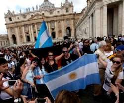 Peregrinos argentinos en la Plaza de San Pedro del Vaticano