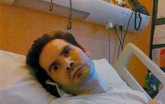 Vincent Lambert, en la cama del hospital, de la que cuelgan escapularios del Carmen. Sus padres son personas de profunda fe catÃ³lica.