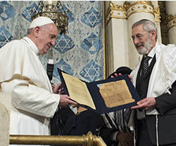 El Papa Francisco en la Sinagoga de Roma con el Rabino Jefe Segni, en enero de 2016