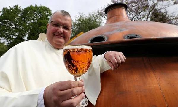 Monjes de Grimbergen relanzan su legendaria cerveza tras hallar la receta en un libro del siglo XII