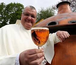 Monjes de Grimbergen relanzan su legendaria cerveza tras hallar la receta en un libro del siglo XII