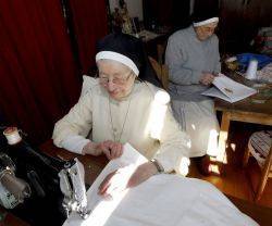Sor Isabel tiene 97 años y sigue trabajando en la sala de costura del convento de las concepcionistas de Viveiros