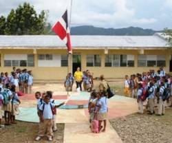 Izada de bandera en una escuela pública de República Dominicana - el Gobierno quiere adoctrinar en ideología de género sin consultar a las familias