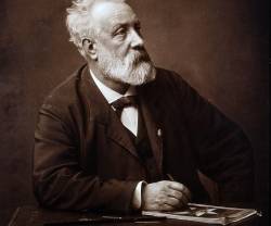 Julio Verne, en una fotografía de su época madura... su libro El Conde de Chanteleine tardó 130 años en ser publicado como tal en Francia