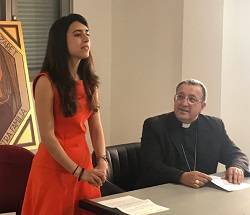 Laura Ramírez, junto al obispo de Getafe, durante la entrega del Premio Lolo