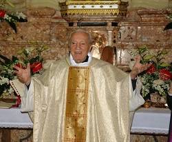 Este sacerdote acaba de cumplir 100 años y ha podido recibir los siete sacramentos