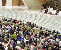 El Papa recibe a Charis, la nueva coordinadora de Renovación Carismática y les hace orar en silencio