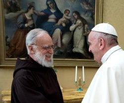 El Padre Raniero Cantalamessa con el Papa Francisco - Cantalamessa es ahora asesor eclesiástico del nuevo organismo Charis