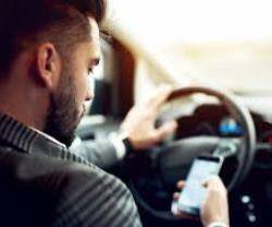 Conducir con un móvil es peligrosísimo e ilegal... el móvil distrae en el coche... y en la iglesia