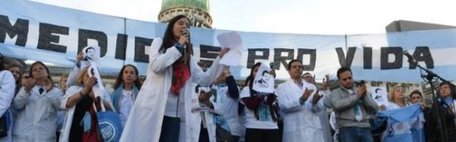 Poco a poco el doctor Rodríguez Lastra se convierte en un símbolo ético y moral en Hispanoamérica
