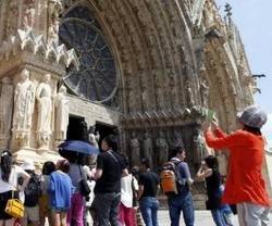 Turistas en la catedral de Reims... apenas un 7 por ciento de franceses va a misa al menos una vez al mes