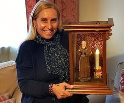 Paloma Zavala, con uno de los modelos de capillas peregrinas del Padre Pío que se están difundiendo por todo el mundo.