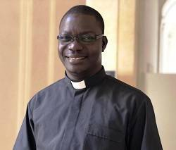 De niño recorría 60 kilómetros en bici para ser sacerdote: su misión en un país de gran persecución