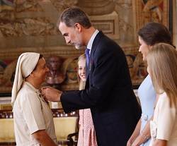 Felipe VI condecora a una misionera española en Haití, cuya labor impresionó en directo a Letizia